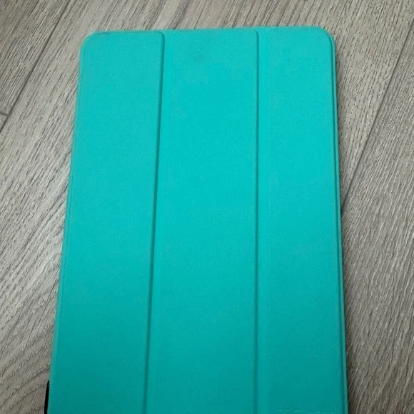 Apple iPad Mini 4 with charger and green folio case included. - Picture 2 of 5